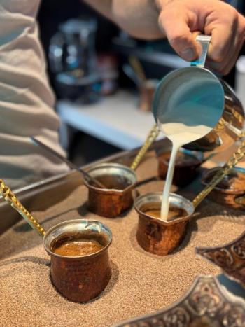 Приглашаем вас на необычную экскурсию, где вы откроете для себя Москву с неожиданной, "уютной" стороны и узнаете, как этот бодрящий напиток покорял сердца горожан. А также сможете просто интеллектуально отдохнуть и погулять в компании интересных людей.