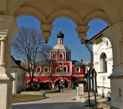 Надвранная церковь Зачатьевского монастыря.