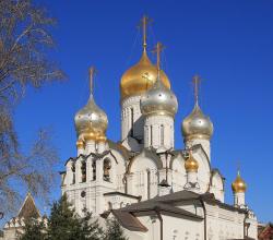 Купола главного храма Зачатьевского монастыря. Москва.