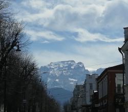 Открыточный вид на Столовую гору во Владикавказе. 