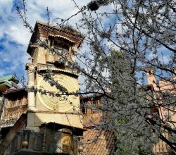 Часовая башня театра Резо Габриадзе. 