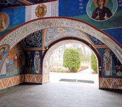 Фресковая роспись Святых врат, которая рассказывает о житие Преподобного Стефана Махрищского. 