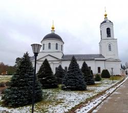 Панорама Троицкого приходского храма с ухоженным садом. 